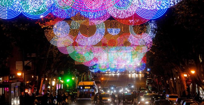 El pique entre los alcaldes de Madrid y Vigo que cuesta a los madrileños tres millones en luces de Navidad