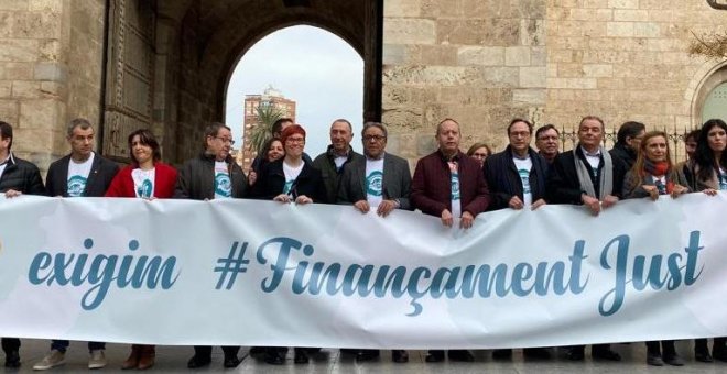 Cadena humana en València contra la infrafinanciación