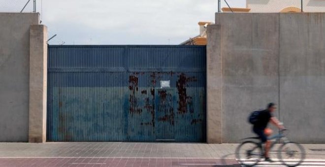En libertad pero desamparados los dos menores internados en el CIE de València