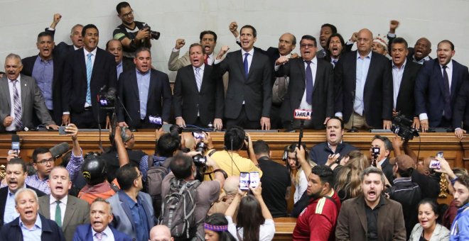 Guaidó entra por la fuerza en el Parlamento venezolano y la oposición lo nombra presidente interino