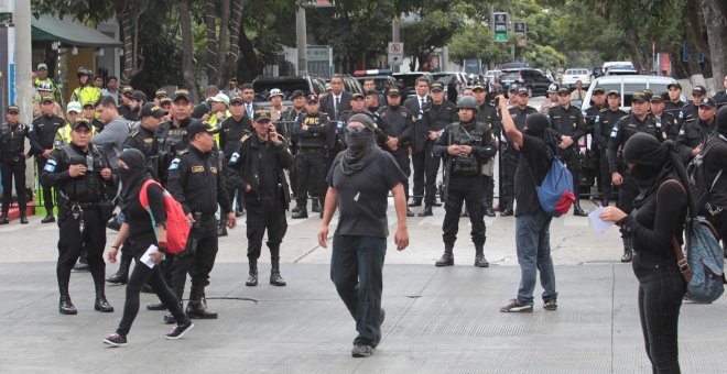 Los estudiantes bloquean el paso al presidente de Guatemala antes de la investidura
