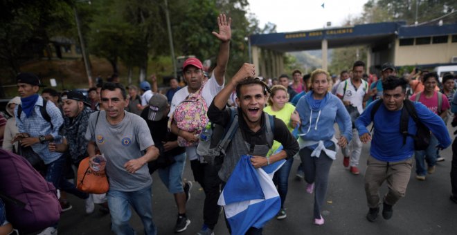 Miles de hondureños desafían la dura ley migratoria y parten hacia Estados Unidos