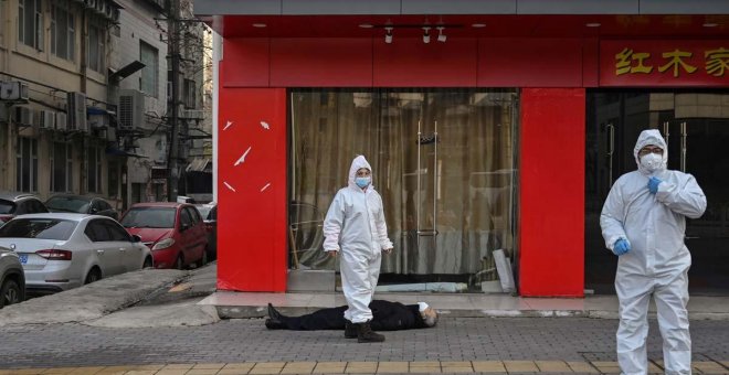 La icónica imagen que deja el coronavirus: un hombre muerto en las calles de Wuhan