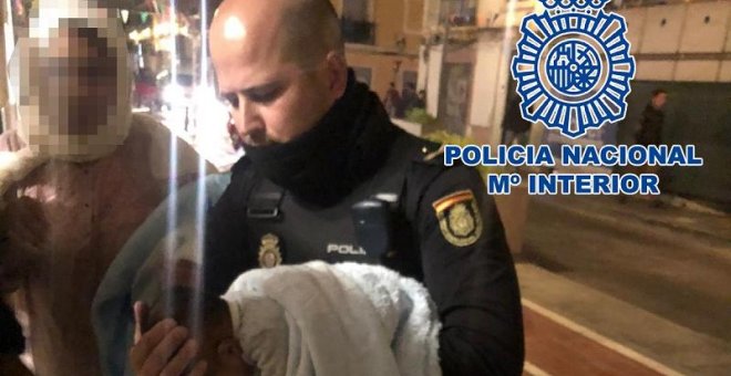 Una pareja de policías consigue salvar la vida de un bebé de dos meses tras 20 minutos de reanimación en València