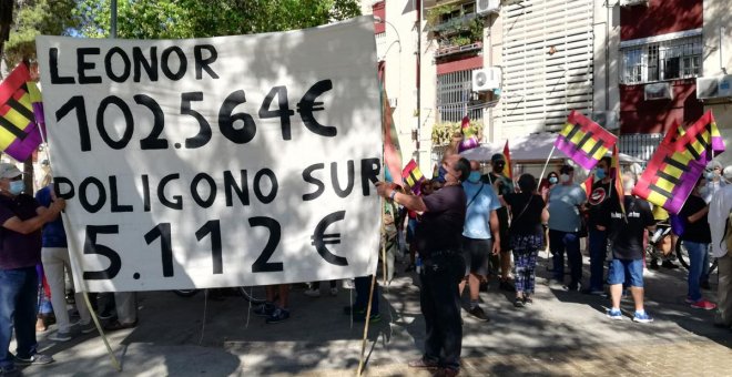 Colectivos vecinales y republicanos reciben con protestas a los reyes en la visita al barrio más pobre de España