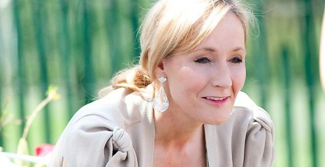 J. K. Rowling denuncia una amenaza de muerte tras condenar el ataque a Rushdie