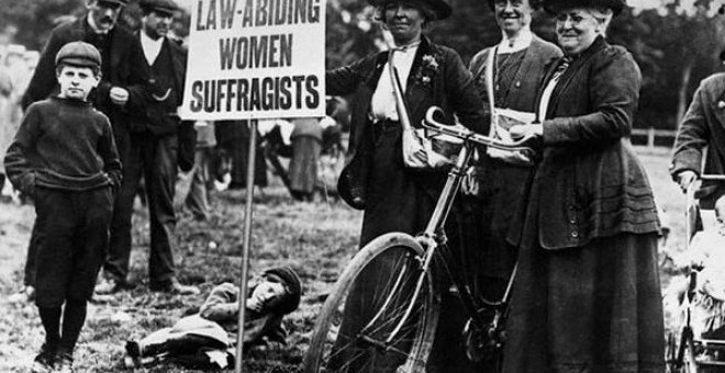 Mujer, obrera, sufragista, con pantalones y en bicicleta: ¡el diablo sobre dos ruedas!