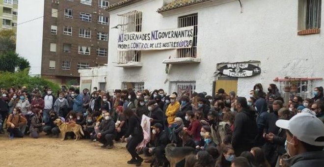 Colectivos y vecinos del barrio valenciano de Benimaclet 'reokupan' un centro social tras el desalojo de la Policía