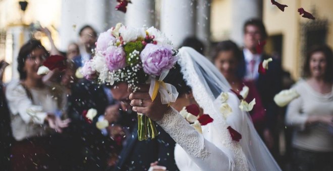 Madrid desoye la recomendación de Sanidad de limitar las bodas a 10 personas en zonas de riesgo extremo