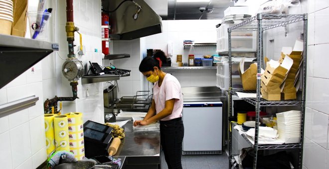 Las cocinas fantasma en los bajos de los pisos irrumpen por todo Madrid al calor de la pandemia