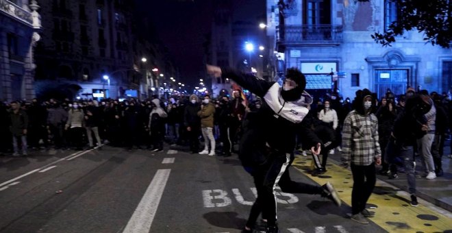 Nueva jornada de protestas por el rapero Pablo Hasél, con ocho detenidos en Barcelona e incidentes en Bilbao