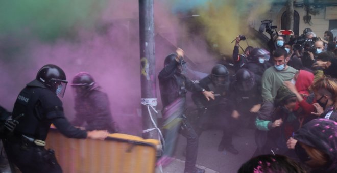 Los Mossos cargan contra los vecinos y activistas que trataban de parar un desahucio en el Bloc Llavors de Barcelona