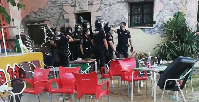 La Policía trata de desalojar el centro okupado La Casika de Móstoles