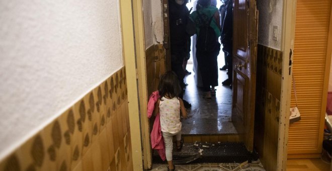 Desahucian con intervención policial a una pareja y sus cuatro hijos de un piso de Vallecas