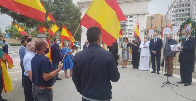 El alcalde popular de Málaga se codea con franquistas en un homenaje a víctimas de la guerra del bando nacional