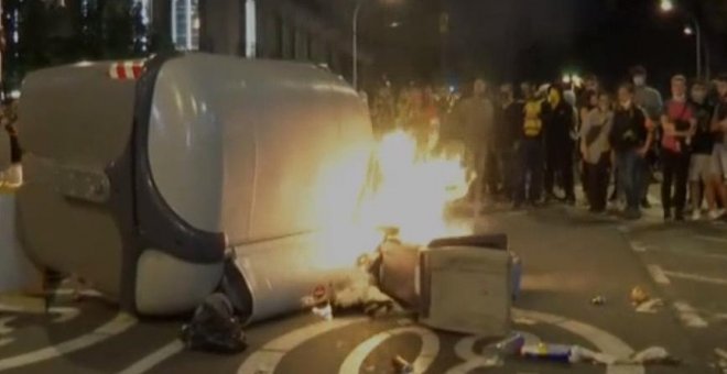 Algunos manifestantes tumban y queman contenedores en las marchas por el aniversario del 1-O en Barcelona
