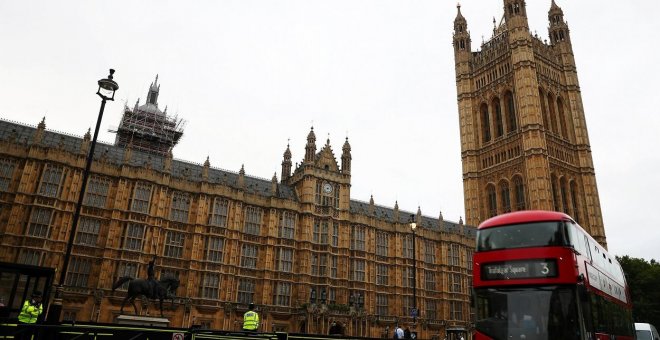 Encuentran trazas de cocaína en 11 baños del Parlamento británico