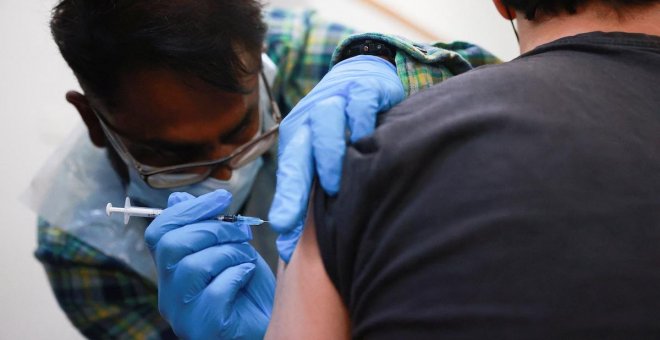 Un estudio sugiere que las vacunas de refuerzo pierden eficacia ante la variante ómicron