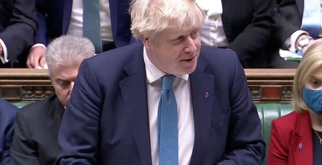 Johnson rechaza dimitir y elude las preguntas de la oposición sobre las fiestas en Downing Street durante la pandemia