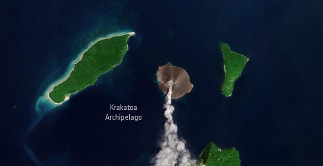 El Anak Krakatau entra en erupción lanzando una columna de humo de más de dos kilómetros de altura
