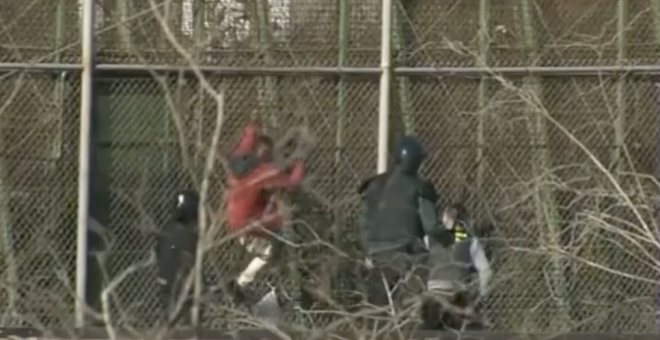 Salen a la luz varios vídeos que muestran la brutalidad policial contra los migrantes en la valla de Melilla