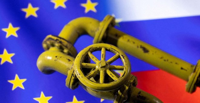Europa consigue bajar la demanda de gas ruso por tubería mientras sobredimensiona un sistema de compra por barco