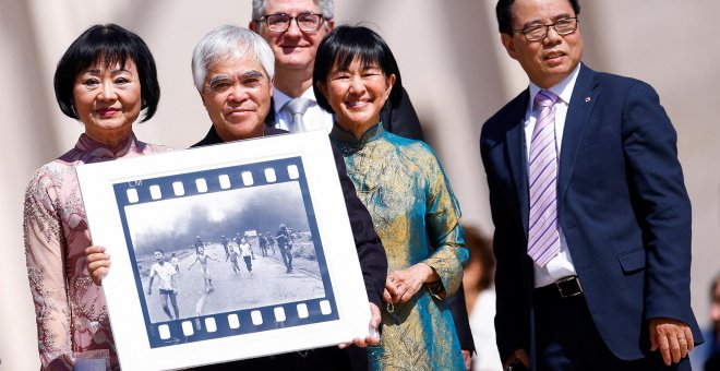 Qué fue de la niña del napalm, 50 años después: la icónica fotografía, en siete cuestiones