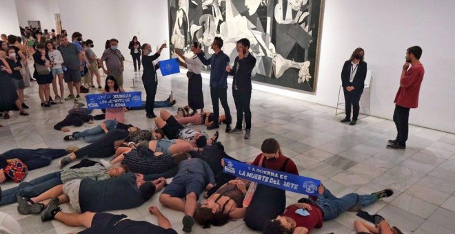Activistas se tumban frente al 'Guernica' para protestar contra la cumbre de la OTAN
