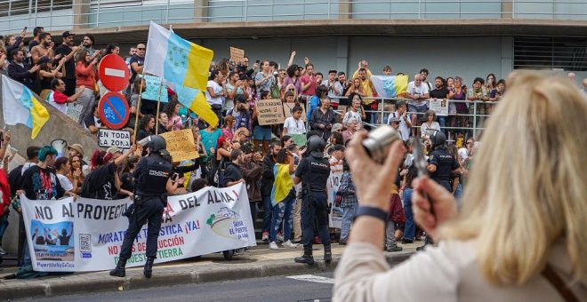 Cientos de personas se concentran en Tenerife contra Cuna del Alma: "Hay impunidad total y absoluta"