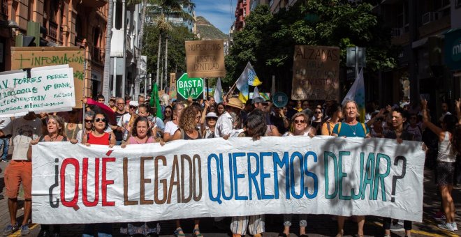 Miles de canarios salen a las calles por la preservación de la naturaleza: "Canarias no se vende, se ama y se defiende"