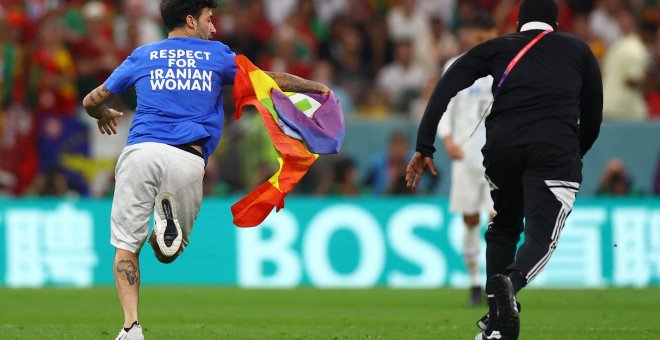 Un espontáneo salta al campo en Catar con una bandera de la paz y una camiseta reivindicativa