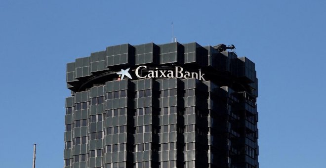 CaixaBank ganó 4.816 millones en 2023, un 53,9% más, impulsado por el alza de los tipos de interés