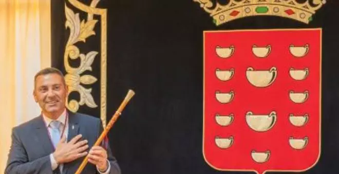 El presidente del Cabildo de Lanzarote abre a consulta su pretensión de cobrar más que Pedro Sánchez