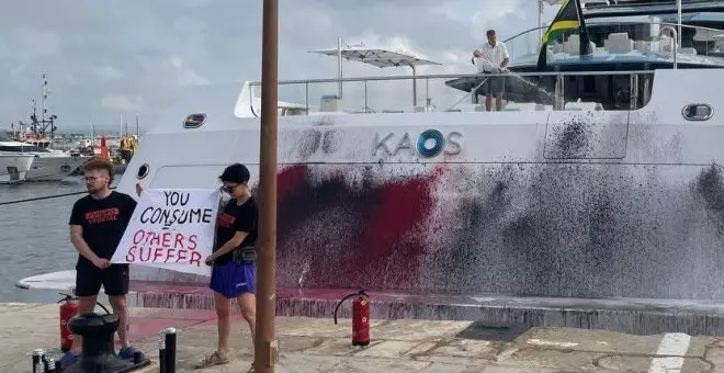 Activistas rocían de pintura el megayate de la heredera de Walmart atracado en Ibiza