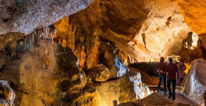 Vuit coves espectaculars de Catalunya per visitar aquest final d'estiu