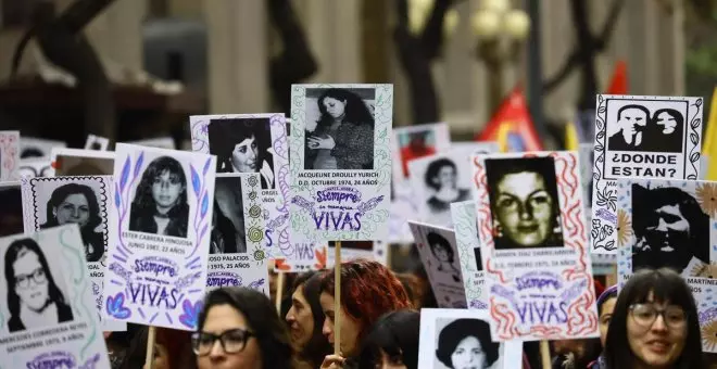 Miles de personas marchan por el centro de Santiago de Chile en memoria a las víctimas de la dictadura