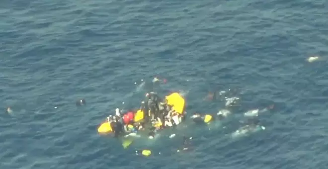 La Guardia Costera libia embiste a un bote con 50 migrantes en el Mediterráneo