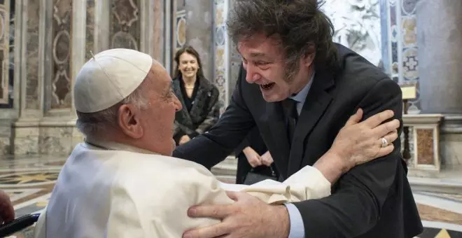 Milei se lanza a los brazos del papa con euforia ante las cámaras tras insultarle y llamarle "imbécil"