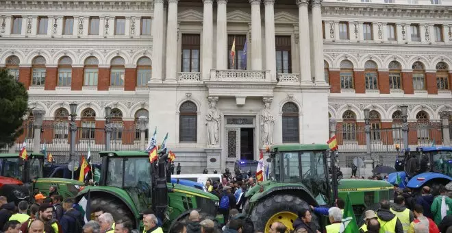Los tractores se retiran del Ministerio de Agricultura antes de la reunión con Planas