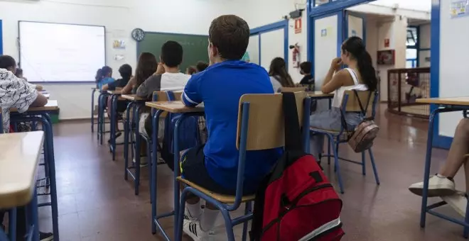 Una profesora pone un vídeo del 'Cara al sol' en una clase de primaria de un colegio público de León