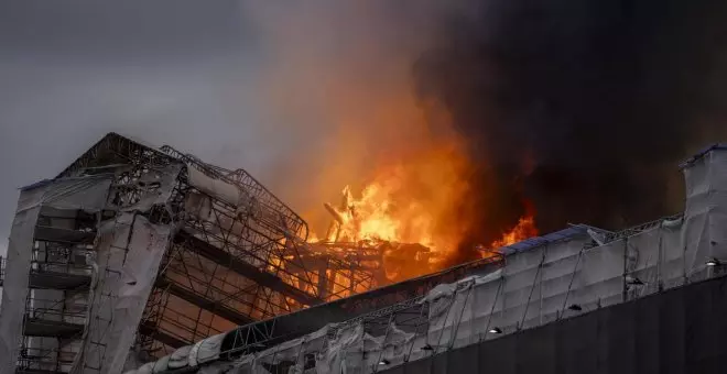 Un incendio devora el histórico edificio de la Bolsa de Copenhague