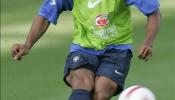 Ronaldinho cobraría 16 millones de euros al año con el Chelsea, según el Sun