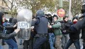 La Policía carga contra los manifestantes antifascistas de una marcha prohibida en Madrid