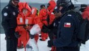 Los primeros náufragos del "Explorer" llegan a la ciudad chilena de Punta Arenas