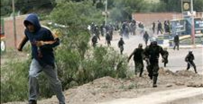 Batalla campal en Sucre mientras los oficialistas de la Asamblea siguen recluidos en un cuartel