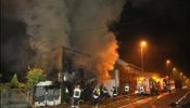 Un incendio arrasa una nave de almacenaje de fotocopiadoras en Vigo