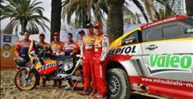 Presentado el equipo Repsol Dakar 2008 en las playas barcelonesas