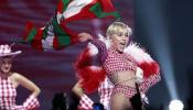 Miley Cyrus ondea en Barcelona una ikurriña en un provocador concierto de pop-rock y country ‘pornodisney’