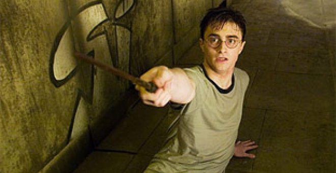 Harry Potter, su varita y un sujetador