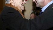 Bono y Carrillo dicen adiós a Curiel en un emotivo acto de despedida